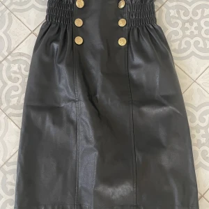 Ida Sjöstedt kjol - Snygg kjol i ”fejk” skinn. Str 34. Aldrig använd