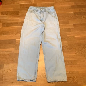 Baggy VAILENT byxor  - Sjukt snygga VAILENT byxor perfekt för en baggy outfit, sitter bra och skönt. Lite slitage på höger ben (se bild) storlek xs