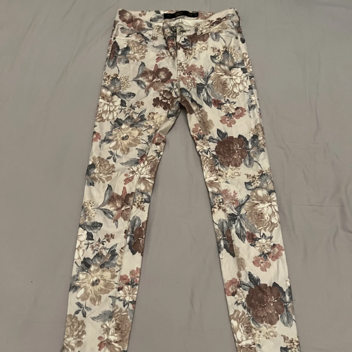 Blommiga byxor