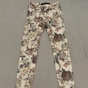 Blommiga byxor från Zara. Sparsamt använda 
