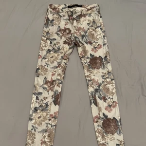 Blommiga byxor - Blommiga byxor från Zara. Sparsamt använda 