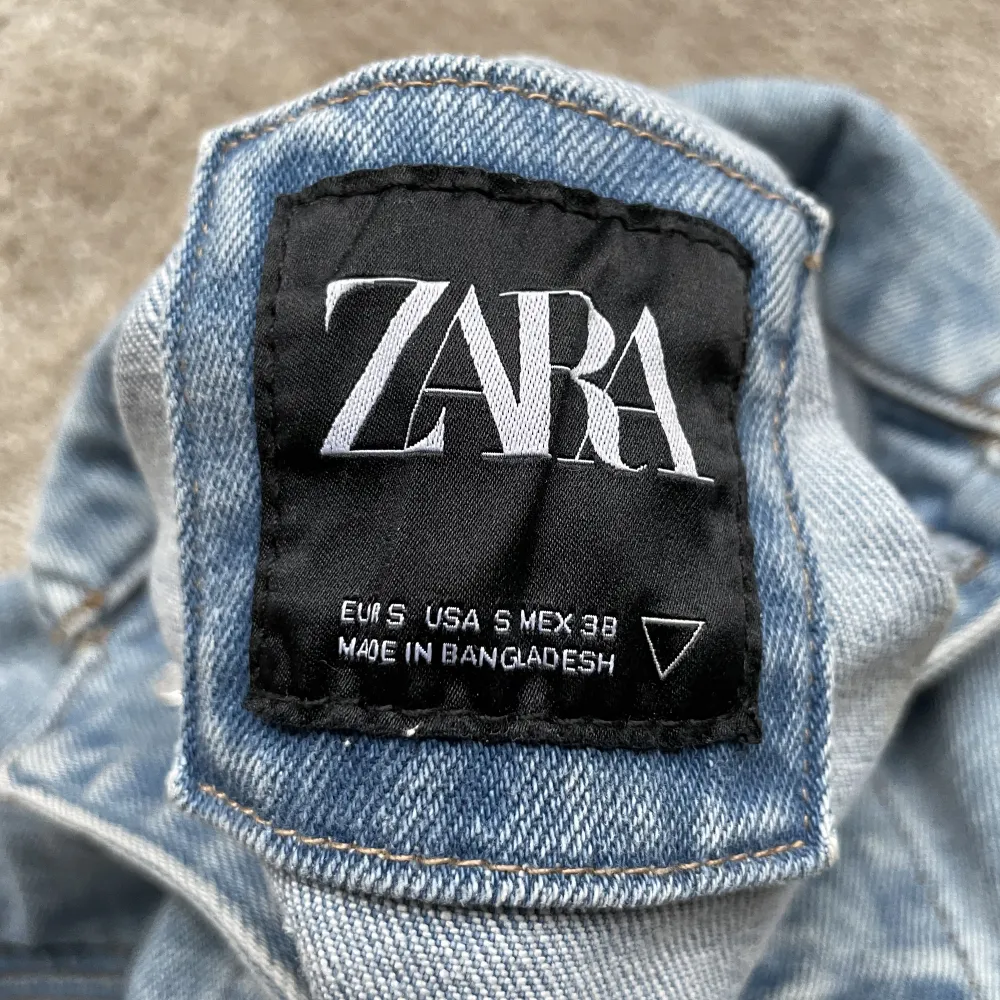 En ljusblå jeansjacka från Zara. Storlek: S. Jackor.