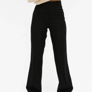 Kostymbyxor  - Super snygga kostymbyxor i strl 38, de är knappt använda. Lånar bilderna från monki hemsida då de är för stora på mig vilket inte gör byxorna rättvisa. De är köpa för 350kr, mitt pris 150 frakten kommer gå på 60kr 🥰