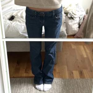 Skit snygga jeans från Esprit! Ej angiven storlek men skulle säga att de sitter som en 36/38. 