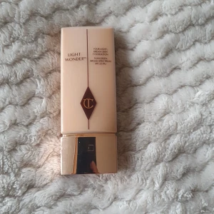 Charlotte tilbury light wonder - Charlotte tilbury light wonder foundation i nyansen 8, använd 2 gånger 