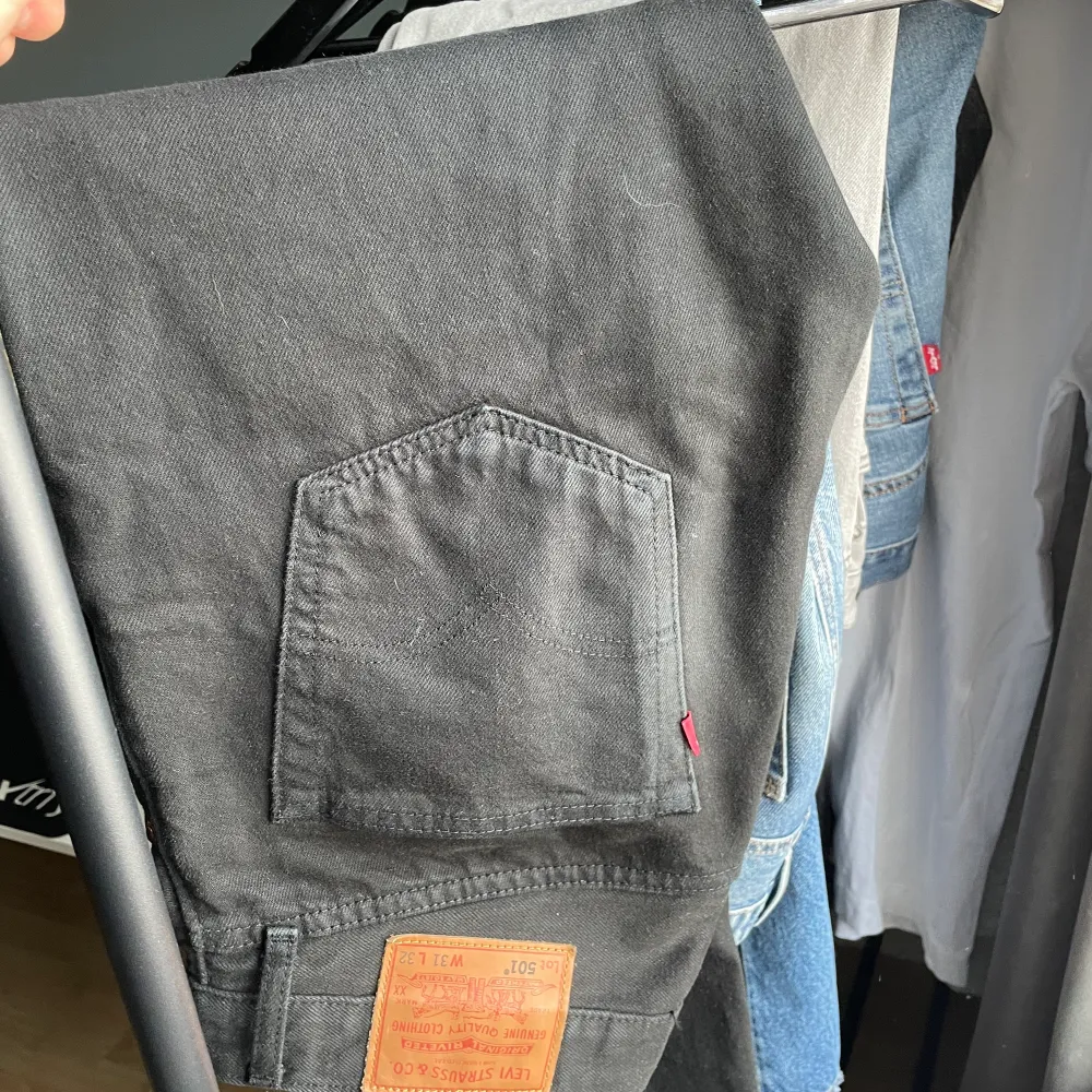 Ett par svarta Levis jeans som sitter för tight på mig så de skulle behöva byta ägare, måtten är 31/32 som man ser och skicket skulle jag säga är nånstans mellan 8/9 av 10  De är väldigt bra skick och inga speciella flaws nånstans . Jeans & Byxor.