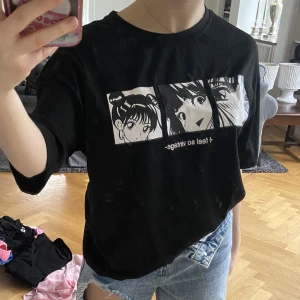 t-shirt med tryck - t-shirt med anime liknande tryck där det står ”i feel so vintage”, frakt tillkommer!