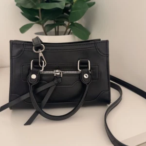 Axelremsväska  - Säljer denna oanvända väskan💕 Frakten ingår inte i priset. Köparen står för frakten!!!