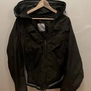 Monclerjacka - Mörkgrön monclerjacka i storlek 4, vilket motsvarar M-L! (Jag har L vanligtvis och passar mig) Jättesnygg och jättefint skick. Lägger ut främst för byte mot moncler cardigan, men kan även ta emot bud! Hör av er vid intresse eller byte!