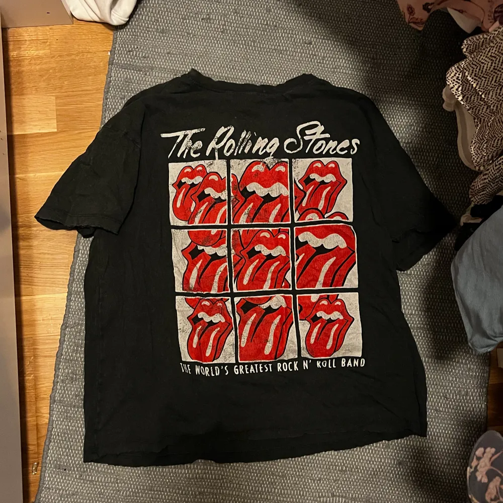 T-shirt med the Rolling Stones märke. . T-shirts.