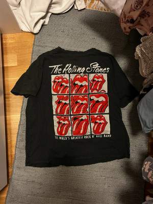 T-shirt med the Rolling Stones märke. 