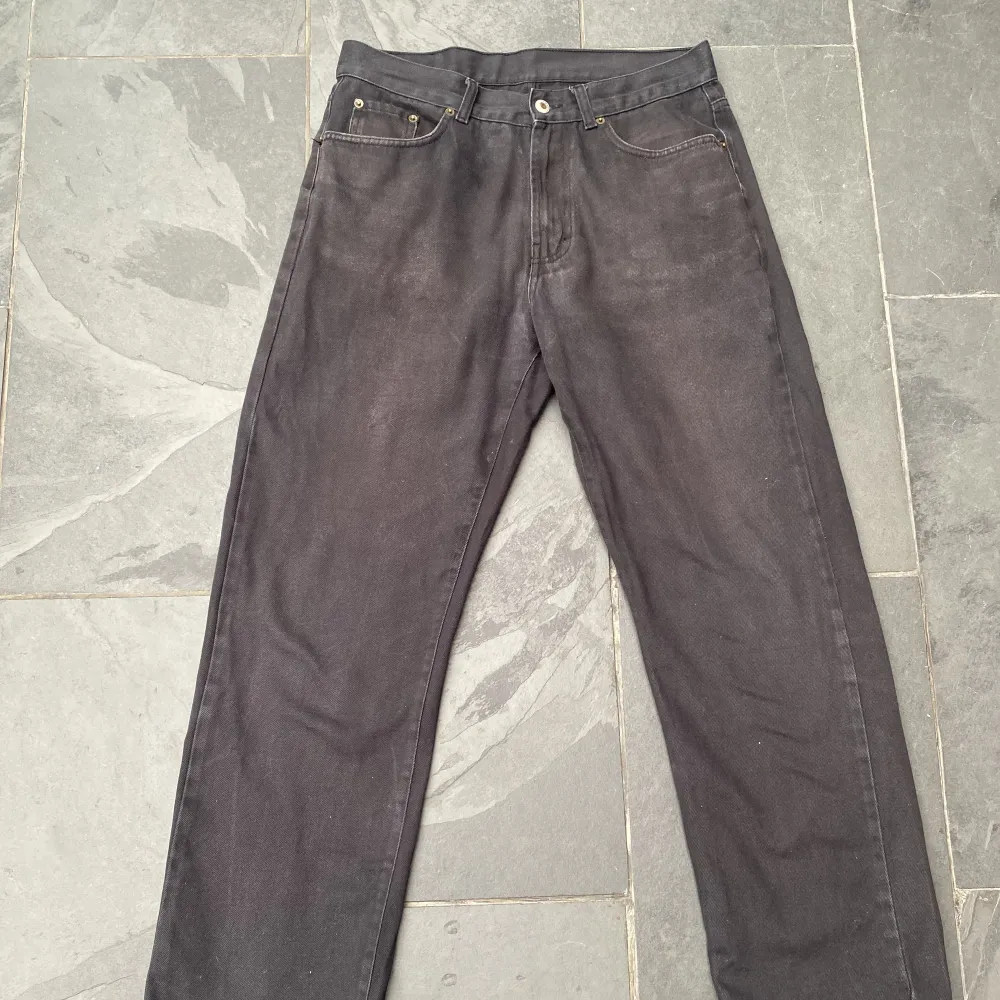 Svarta jeans i straight fit passform. Sitter som storlek 31/32 ungefär. Bra skick. Jeans & Byxor.