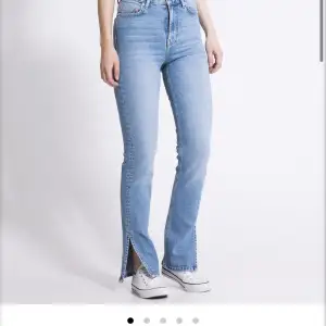 Säljer ett par jeans från lager 157 som jag aldrig har använt. Dom är helt nya och i bra skick! Storlek S. Säljer dom för 250  kr då dom kostade 300.