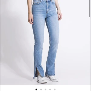 Jeans - Säljer ett par jeans från lager 157 som jag aldrig har använt. Dom är helt nya och i bra skick! Storlek S. Säljer dom för 250  kr då dom kostade 300.