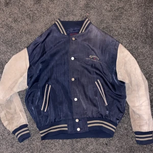 converse jacka - ganska bra skick några lösa trådar