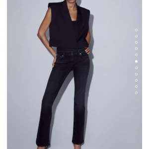 Zara jeans - Ett par lågmidjade jeans från zara som är svarta, köpte fel storlek. Original pris: 399kr