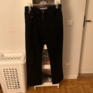 Svarta högmidjade jeans - Svarta högmidjade jeans från carlings. Använd fåtal gånger