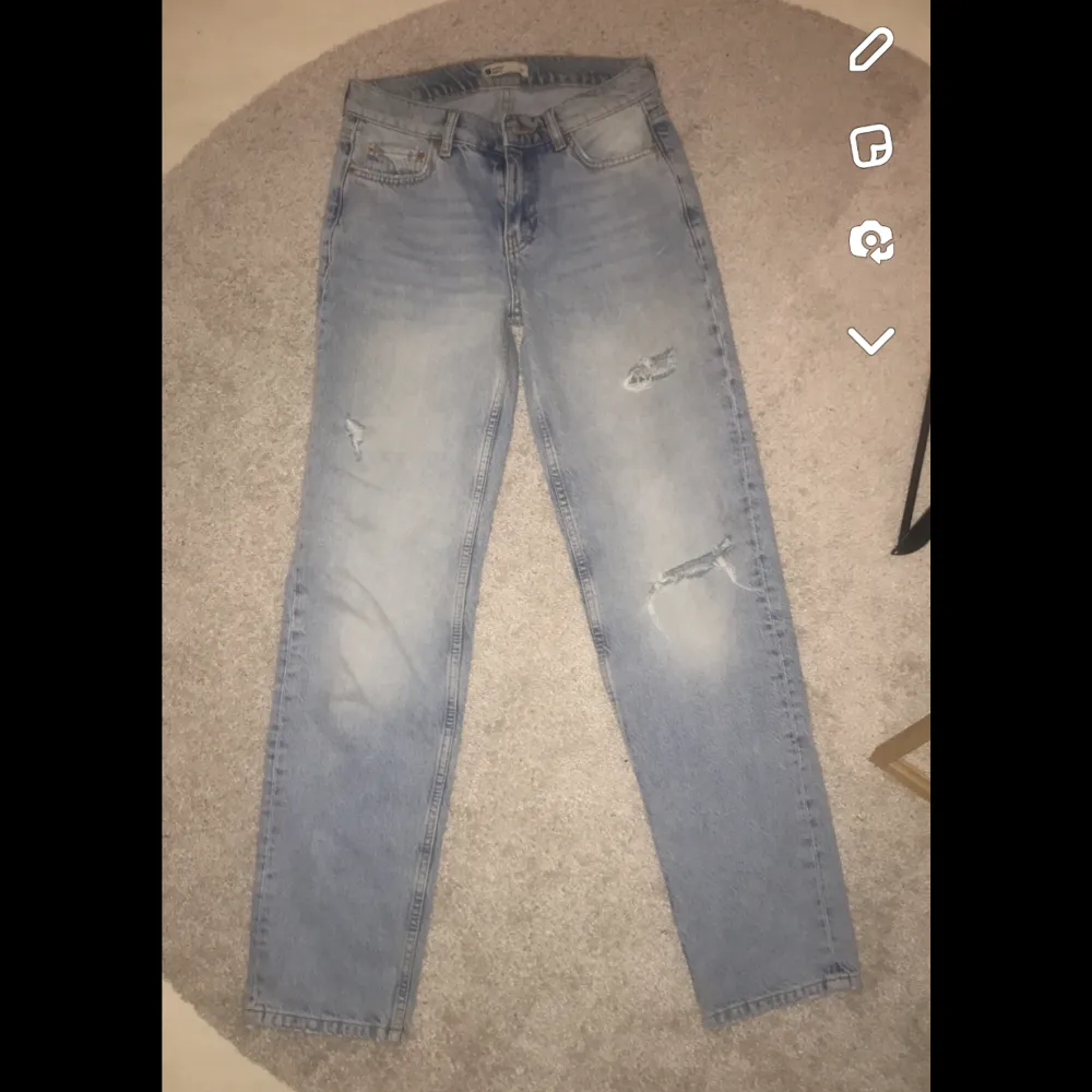 Blåa Jeans från Gina tricot i storlek 32. Skriv om du vill ha bilder med dom på.. Jeans & Byxor.