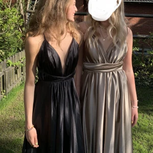 Balklänning - Säljer denna magiska balklänning med öppen rygg! Den går att knyta där bak så fungerar för många storlekar, men jag är vanligtvis en XS/S