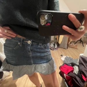 Minikjol med volang - Säljer denna minikjol i jeansmaterial med volang🙏🏼❤️