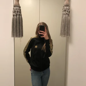 Adidas kofta  - Såå snygg adidas kofta som inte kommer till användning men användes några fåtal gånger förra sommaren men är i 10/10 skick 