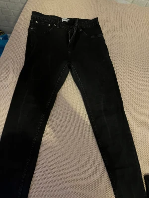 Byxor - Svarta byxor gulliga tajta 