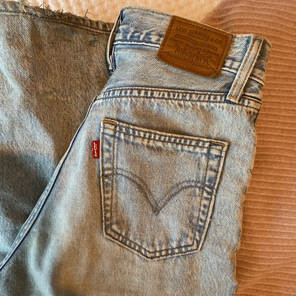 Säljer mina snyggaste jeans från Levis i modellen ”ribcage wide leg” . Litet slitage längst kanten men det är snyggt vintage (;. Jeans & Byxor.