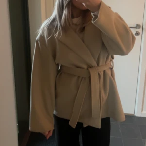 Beige vårkappa!! - Så snygg beige vårkappa i superkvalitet. Snygg både öppen och stängd. 