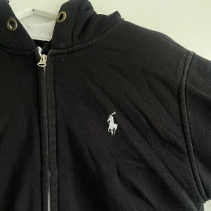 Ralph Lauren zip up - Säljer min Ralph Lauren zip up hoodie då den inte kommer till användning längre. Själva snörningarna har jag tappat bort men det funkar lika bra utan! Den är i storlek M men skulle säga att den sitter mer som en XS/S. Säljer för 90kr!🙏🏼