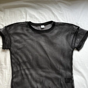 Svart nättröja - Nättröja i nyskick, storlek 158-164 men VÄLDIGT stor i storleken så den är S-M