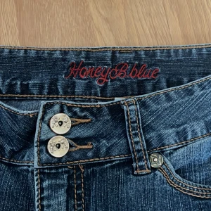 Lågmidjade jeans - Ett par lågmidjade jeans som är raka i modellen. Står ingen storlek men passar mig som har S (27 eller 36). Fick dem av en vän men kommer inte till mycket användning. Skriv privat för mer frågor 💗