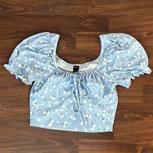 Söt topp - Supersöt topp i storlek M. Använd typ en gång. 