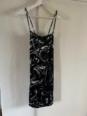 Mönstrad klänning - Miniklänning i sammetstyg från HM. Storlek är M, men skulle säga att den är som en S. Går att anpassa storlek med banden. Fin, öppen rygg.✨