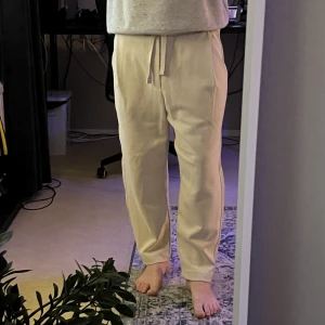 Mjukisbyxor från zara - Ett par mjuka byxor från Zara som bara vart använda 3 gånger så i princip nya