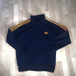 Adidas zipup  - Grym Adidasbyxor zipup i bra skick! 