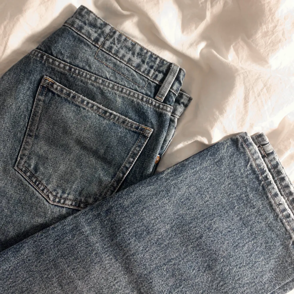 Säljer dessa jeans som inte kommer till användning längre. De är i storlek 40 men är väldigt små i storleken och passar mig som vanligtvis har 38! Är 170 och de är bra i längden.  ❣️köparen står för frakten❣️. Jeans & Byxor.