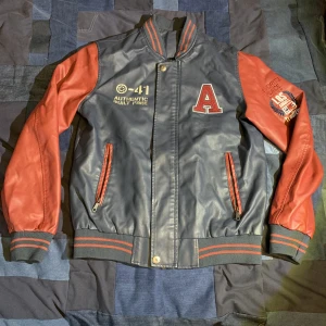 Varsity jacka - Använd fåtalgånger. Dm vid frågor