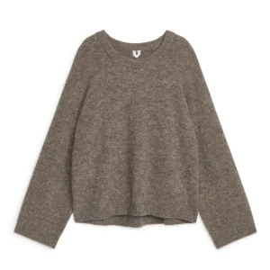Arket alpaca blend tröja - Grey melange - Populär, slutsåld tröja med oversized fit. Mjuk och gosig och inte jättestickig för att vara en ulltröja. Säljer bara vid bra bud! Andra bilden är inte min.  