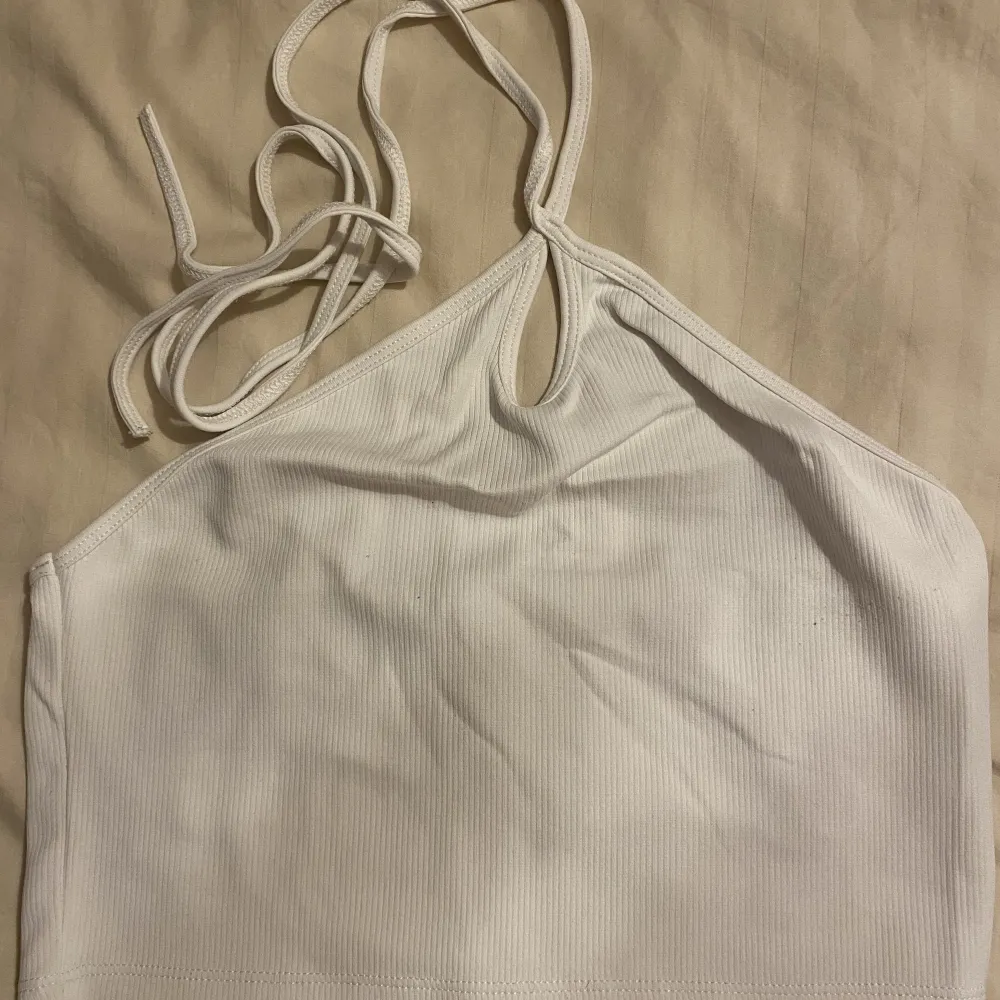 Säljer denna linnet från zara då den ej kommer till användning längre jätte fint skick💗säljer en exakt lika dan även i vitt. 80kr för båda två. Toppar.