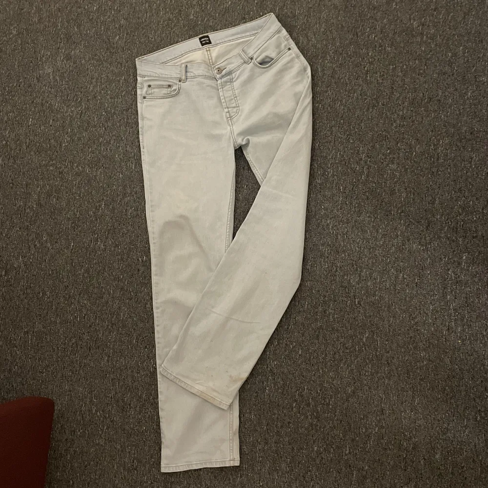 Ett par relativt använda Montén jeans (se bild 3, syns knappt när du har på dem) där av det billiga priset! Bättre pris kommer du inte hitta 🤩. Jeans & Byxor.