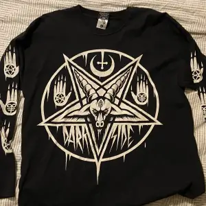 Häftig och sååå bekväm pentagram t-shirt köpt på bluefox. Tryck på mage och ärmar. Använd en gång och är i perfekt skick. Jag säljer den då jag inte haft användning av den eftersom det inte är min stil längre.