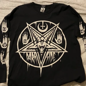 Darkside pentagram t-shirt långärmad - Häftig och sååå bekväm pentagram t-shirt köpt på bluefox. Tryck på mage och ärmar. Använd en gång och är i perfekt skick. Jag säljer den då jag inte haft användning av den eftersom det inte är min stil längre.