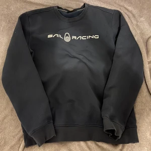 sail racing tröja  - hej, säljer min oversized sail racing tröja! den säljs pga att den inte passar min stil längre. köptes för 800, inga skador eller repor på tröjan :)