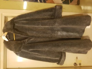 PIEERE SALOMON päls rock - En fin päls rock med mössa till av bra kvalitet