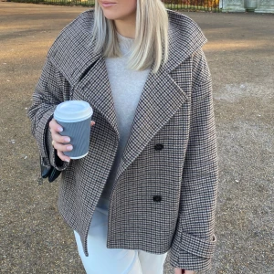 Kappa från Arket - Säljer denna supersnygga kappa från arket 💕💕 är som ny då den knappt är använd, storlek 36