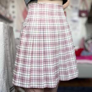 Så gullig kjol från Shein. Har sytt in den så den passar S/M, midjan är 74cm. Använd men i bra skick! Frakt tillkommer. 💕