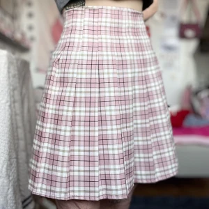Rosa och vitrutig kjol - Så gullig kjol från Shein. Har sytt in den så den passar S/M, midjan är 74cm. Använd men i bra skick! Frakt tillkommer. 💕
