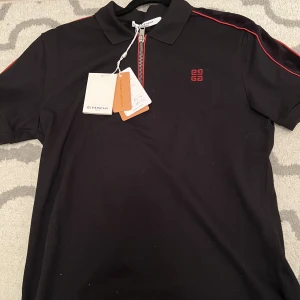 Givenchy tshirt - En väldigt fin Givenchy. Tröjan är helt oanvänd, lapparna sitter fortfarande på. Tröjan är i storleken XL
