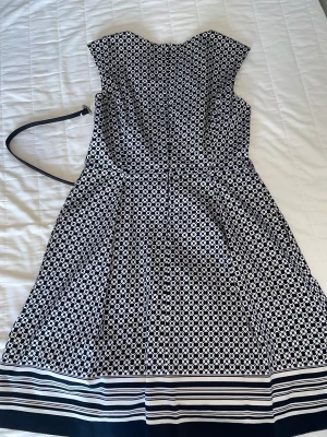 Snygg klänning från sprit - Knälång svart och vit klänning från esprit i storlek 38. Klänningen kommer med ett ganska smal bälte som man kan välja att ha på. Har använt bara några ggr! Kontakta mig om du vill mötas upp! 