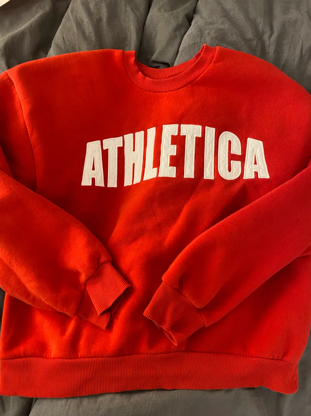 Säljer denna jätte fina röda sweatshirten med trycket ”atnletica”  Super fint skick! Nypris minns jag tyvärr inte! . Tröjor & Koftor.